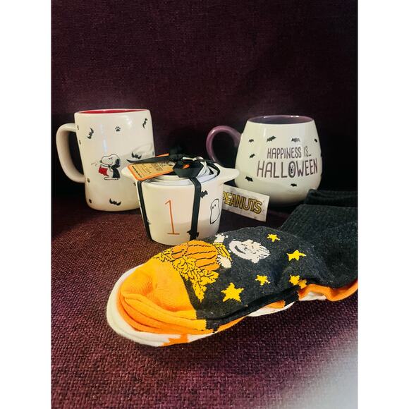 Halloween Peanuts Snoopy bundle 2 mugs 1 set measuring cups and socks - Picture 1 of 2